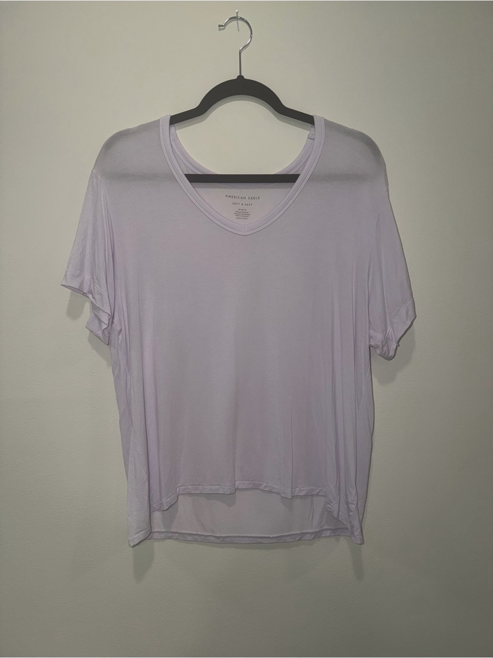 American Eagle Soft & Sexy Lavender V-Neck Tee Shirt Medium